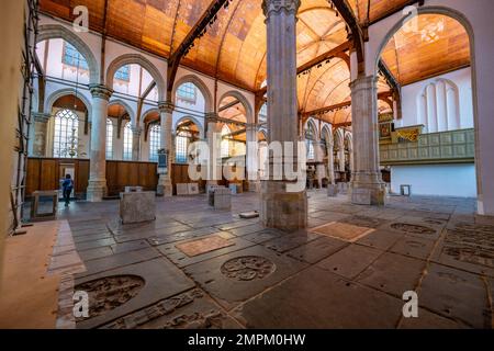 Innenraum der Oude Church Amsterdam Niederlande. Stockfoto