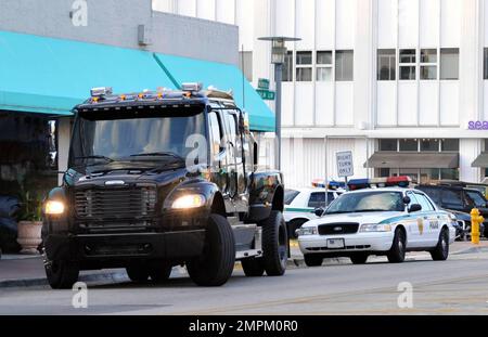 EXKLUSIV!! Cincinnati Bengals Wide Receiver Chad Ochocinco Parallel parkt seinen maßgeschneiderten Extreme Ford F650 Super Truck in der Nähe von David's Cafe gleich neben der beliebten Lincoln Road in South Beach. Ochocinco verbrachte einige Zeit mit Einkaufen und Mittagessen mit fiancŽe Evelyn Lozada. Miami Beach, Florida 2/22/11. Stockfoto