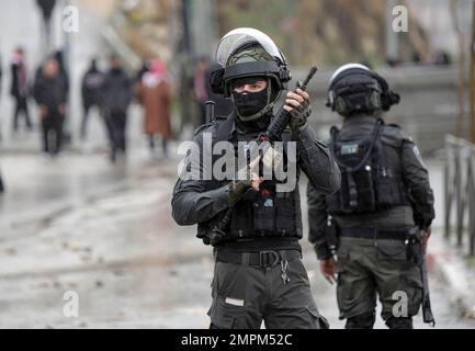 Jerusalem, Israel. 31. Januar 2023. Der israelische Polizeibeamte steht während der Demonstration im Viertel Jabal Mukaber Wache. Der Generalstreik war gegen die Zerstörung von Häusern. Kredit: SOPA Images Limited/Alamy Live News Stockfoto