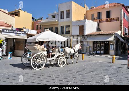 Altmodische Pferdekutsche, die Touristen in die Altstadt von Chania bringt. Stockfoto
