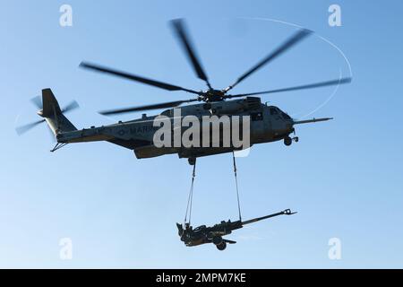 EIN US-AMERIKANISCHER Marine Corps CH-53E Super Hallion hebt einen M777 Howitzer während einer Trainingsveranstaltung in Camp Hansen, Okinawa, Japan, am 3. November 2022. Durch die Ausbildung wurden die Kampffähigkeit und Kampfbereitschaft der Marine-Luft-Boden-Task Force gesteigert und gleichzeitig die Fähigkeit der Kommandanten erweitert, Artillerieanlagen in knappem Gelände zu verlegen. Stockfoto