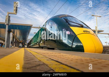 Eine Lok der Klasse 802 aus dem Westen fährt vom Bahnsteig in Reading Station in Berkshire ab. Stockfoto