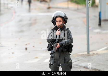 Jerusalem, Israel. 31. Januar 2023. Der israelische Polizeibeamte steht während der Demonstration im Viertel Jabal Mukaber Wache. Der Generalstreik war gegen die Zerstörung von Häusern. (Foto: Saeed Qaq/SOPA Images/Sipa USA) Guthaben: SIPA USA/Alamy Live News Stockfoto