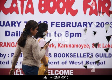 Kalkutta, Westbengalen, Indien. 31. Januar 2023. Der erste Tag von dreizehn Tagen (31. Januar bis 12. Februar 2023) der „46. International Kolkata Book Fair“ ist für die Öffentlichkeit zugänglich. Die Buchmesse, eine der größten in Ostindien, Spanien, ist das Themenland auf der Messe. Es gibt etwa 700 Verkaufsstände und 200 kleine Zeitschriftenstände auf dieser beliebten Messe. (Kreditbild: © Biswarup Ganguly/Pacific Press via ZUMA Press Wire) NUR REDAKTIONELLE VERWENDUNG! Nicht für den kommerziellen GEBRAUCH! Stockfoto