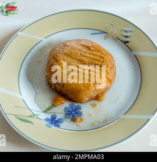 Türkische Desserts Sekerpare. Kleine Kuchen mit Sherbet-Sirup. Stockfoto