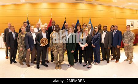 Der Armeechirurg General LT. General R. Scott Dingle präsentiert sich mit zivilen Partnern aus Traumazentren, die bei der Ausbildung der USA helfen Medizinisches Personal der Armee im Hauptquartier der Verteidigungsmedizin während des ersten militärischen zivilen Partnerschaftsgipfels der Armeemedizin. Stockfoto