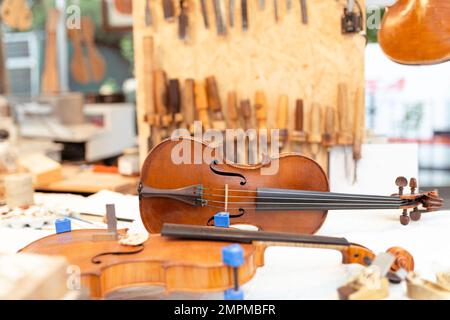 Detail des Innenraums einer handgefertigten Violinenfabrik. Traditionelles handgefertigtes Musikinstrument. Platz für Text. Stockfoto