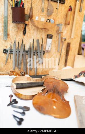 Nahaufnahme einer handgemachten Geige. Detaildarstellung des Innenraums einer Musikinstrumentarena. Platz für Text. Stockfoto