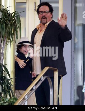 Sofia Vergara filmt Szenen mit Jon Favreau und Emjay Anthony in der Hitze im Fontainebleau Miami Beach Hotel. Vergara, die ein fließendes grünes Kleid trug, schien Spaß mit ihrem jungen Co-Star zu haben. Sie hielt zwischen den Szenen eine Hand auf seiner Schulter und brachte ihn zum Lachen und Lächeln. An einem Punkt nahm er auch seinen Arm, damit er den wartenden Paparazzi zuwinkte, zusammen mit Jon, der auch den Fotografen winkte. Miami Beach, Florida 12. August 2013. Stockfoto