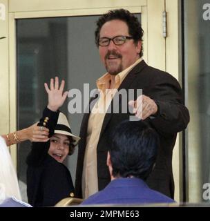 Sofia Vergara filmt Szenen mit Jon Favreau und Emjay Anthony in der Hitze im Fontainebleau Miami Beach Hotel. Vergara, die ein fließendes grünes Kleid trug, schien Spaß mit ihrem jungen Co-Star zu haben. Sie hielt zwischen den Szenen eine Hand auf seiner Schulter und brachte ihn zum Lachen und Lächeln. An einem Punkt nahm er auch seinen Arm, damit er den wartenden Paparazzi zuwinkte, zusammen mit Jon, der auch den Fotografen winkte. Miami Beach, Florida 12. August 2013. Stockfoto