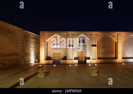 Ein Luftblick auf den beleuchteten Samarkand Registan Square Stockfoto