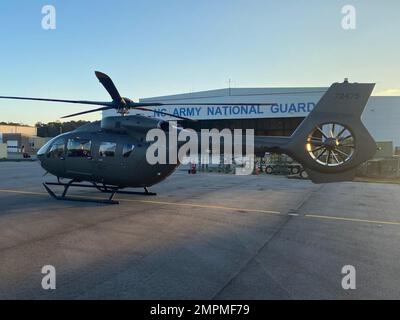 Die 449. Combat Aviation Brigade, North Carolina Army National Guard, hielt am 9. November 2022 eine Abnahmezeremonie ab, nachdem sie zwei aktualisierte UH-72B-Modelle des Lakota Hubschraubers in der NCNG Army Aviation Flight Facility #1 in Morrisville, NC, erhalten hatte. (Foto von U.S. Oberst Benny Collins) Stockfoto