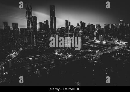 Ein Luftblick auf das Stadtbild von Melbourne, umgeben von Gebäuden in Schwarz und Weiß Stockfoto
