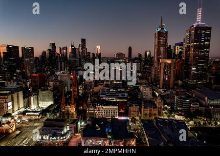 Ein Luftblick auf das Stadtbild von Melbourne, umgeben von Gebäuden bei Sonnenuntergang Stockfoto