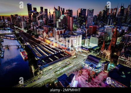 Ein Luftblick auf das Stadtbild von Melbourne, umgeben von Gebäuden bei Sonnenuntergang Stockfoto