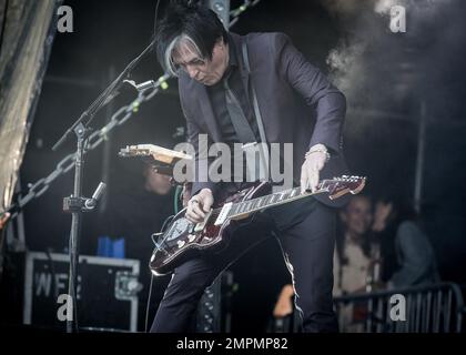 Troy Van Leeuwen von Queens of the Stone Age spielt live Stockfoto