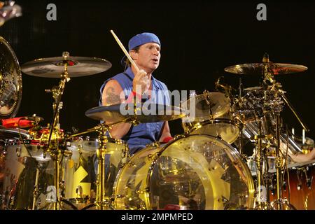 Die Red Hot Chili Peppers treten live in der PNC Arena in Ralleigh, NC, auf. 4. April 2012 Stockfoto