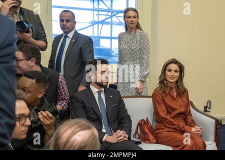 Washington, Usa. 31. Januar 2023. Hussein bin Abdullah, Kronprinz von Jordanien, links, und Rania Al-Abdullah, Königin von Jordanien, rechts, Zusammen mit König Abdullah von Jordon treffen Sie den Haussprecher Kevin McCarthy, R-CA, in den USA Capitol in Washington, DC, am Dienstag, den 31. Januar 2023. Foto: Ken Cedeno/UPI Credit: UPI/Alamy Live News Stockfoto