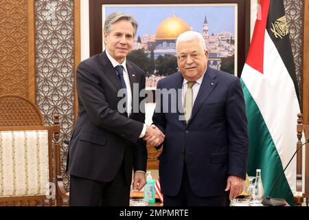 Der palästinensische Präsident Mahmoud Abbas (R) trifft am 31. Januar 2023 in Ramallah im besetzten Westjordanland mit dem US-Außenminister Antony Blinken zusammen. Foto: Pressestelle des palästinensischen Präsidenten/UPI. Kredit: UPI/Alamy Live News Stockfoto