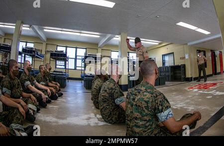 Rekruten der Bravo Company, 1. Recruit Training Bataillon, treffen zum ersten Mal auf Parris Island, S.C., am 4. November 2022 ihre Ausbilder. Dieser Schulungszyklus war das erste Mal, dass jedes Unternehmen auf Parris Island integriert wurde. Stockfoto