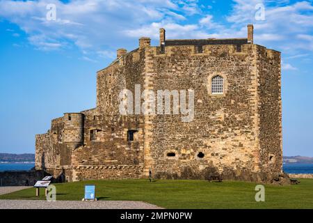 Blackness Castle in der Nähe der schottischen Dorf der Schwärze an den Ufern des Firth von weiter in West Lothian, Schottland, Großbritannien Stockfoto