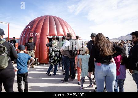 Teilnehmer von Aviation Nation warten in der Schlange, um am Nellis Air Force Base, North Las Vegas, Nevada, am 5. November 2022 „Battle Positions“, ein Virtual-Reality-Pugil-Spiel des Marine Corps, zu spielen. Anwerber von Recruiting Station Salt Lake City nahmen am 5. Und 6. November an der Aviation Nation Air Show Teil, wo sie „Kampfpositionen“, einen Flugsimulator und eine Pull-up-Herausforderung aufstellten. Stockfoto