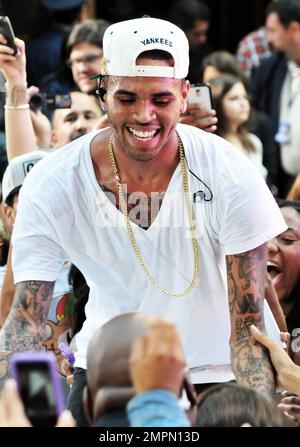 Chris Brown tritt live auf der „Today Show“ von NBC auf der Rockefeller Plaza in NYC auf. Der 23-jährige Künstler mag eine bewegte Vergangenheit haben, aber er tanzte sich durch sein Drama und spielte mehrere seiner Hit-Songs, darunter „Ja 3x" und „Turn Up the Music“. Fans, die seit Donnerstag um 10 Uhr zelten, fingen an, in Erwartung seiner Ankunft „We Want Chris“ zu singen. Als er die Bühne betrat, sprach er an die Menge: „Ich weiß, dass ihr alle früher gekommen seid, also lasst uns feiern! Okay?“ Nach einer Vorstellung, bei der die Menge sang und tanzte, verließ Chris die Bühne, während er seinen Fans Küsse bläste. New York, New York, 8. Stockfoto