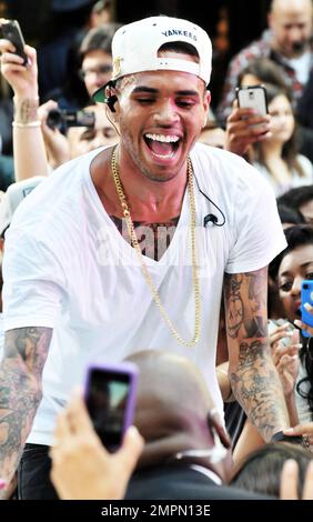 Chris Brown tritt live auf der „Today Show“ von NBC auf der Rockefeller Plaza in NYC auf. Der 23-jährige Künstler mag eine bewegte Vergangenheit haben, aber er tanzte sich durch sein Drama und spielte mehrere seiner Hit-Songs, darunter „Ja 3x" und „Turn Up the Music“. Fans, die seit Donnerstag um 10 Uhr zelten, fingen an, in Erwartung seiner Ankunft „We Want Chris“ zu singen. Als er die Bühne betrat, sprach er an die Menge: „Ich weiß, dass ihr alle früher gekommen seid, also lasst uns feiern! Okay?“ Nach einer Vorstellung, bei der die Menge sang und tanzte, verließ Chris die Bühne, während er seinen Fans Küsse bläste. New York, New York, 8. Stockfoto