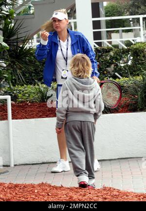 Die Tennisklasse Anna Kournikova und ihr Bruder Alan gehen vor ihrem ...
