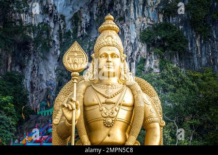 Der goldene Buddha vor den Batu-Höhlen, Kuala Lu, pur, Malaysia Stockfoto