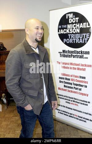 Chris Judd erhält seinen Punkt im „I'm a Dot in the Michael Jackson Tribute Portrait“ vom Künstler David Llan. Die Zeremonie fand im Debbie Reynolds Dance Studio statt, in demselben Studio, in dem das Video „Thriller“ geprobt wurde. Während der Veranstaltung zeigte der Künstler auch einen Hut, der Michael Jackson gehörte. Los Angeles, Kalifornien. 2/24/10. Stockfoto