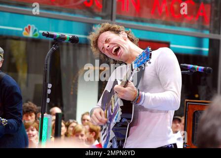 Coldplay-Frontmann Chris Martin machte einen Kommentar über Paparazzi, stieß dann seine Zunge heraus und hielt sein mikro in der Leiste während seiner Aufführung in der NBC's Today Show Rockefeller Plaza, New York Ciy, NY, 27. Juni 2008. Stockfoto
