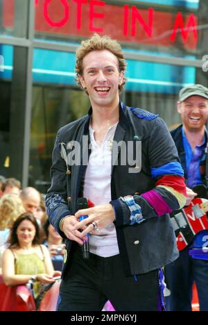 Coldplay-Frontmann Chris Martin machte einen Kommentar über Paparazzi, stieß dann seine Zunge heraus und hielt sein mikro in der Leiste während seiner Aufführung in der NBC's Today Show Rockefeller Plaza, New York Ciy, NY, 27. Juni 2008. Stockfoto
