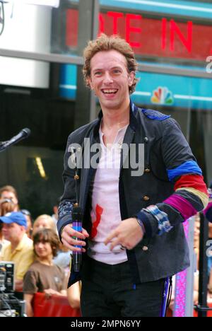 Coldplay-Frontmann Chris Martin machte einen Kommentar über Paparazzi, stieß dann seine Zunge heraus und hielt sein mikro in der Leiste während seiner Aufführung in der NBC's Today Show Rockefeller Plaza, New York Ciy, NY, 27. Juni 2008. Stockfoto