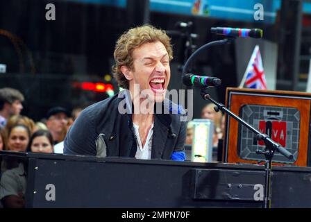 Coldplay-Frontmann Chris Martin machte einen Kommentar über Paparazzi, stieß dann seine Zunge heraus und hielt sein mikro in der Leiste während seiner Aufführung in der NBC's Today Show Rockefeller Plaza, New York Ciy, NY, 27. Juni 2008. Stockfoto
