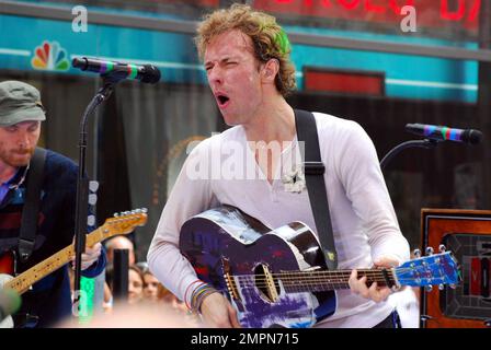 Coldplay-Frontmann Chris Martin machte einen Kommentar über Paparazzi, stieß dann seine Zunge heraus und hielt sein mikro in der Leiste während seiner Aufführung in der NBC's Today Show Rockefeller Plaza, New York Ciy, NY, 27. Juni 2008. Stockfoto