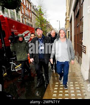 Am Red Nose Friday sind die DJs von BBC Radio Chris Moyles und Comedy Dave (auch bekannt als David Vitty) alle lächelnd, wenn sie die BBC Radio Studios verlassen, nachdem sie ihre wild erweiterte 52-Stunden-Show gezeigt haben, die sie senden, um Geld für Comic Relief zu sammeln. Zusätzlich zu den knapp $4 Millionen Dollar für die Wohltätigkeitsorganisation stellte das Team auch den Guinness-Weltrekord für Radio DJ Endurance auf, erschuf die längste BBC-Radiosendung und ließ Leute wie Katy Perry, Lily Allen und Ricky Gervais zu Gastauftritten vorbeischauen. London, Großbritannien. 03/18/11. Stockfoto