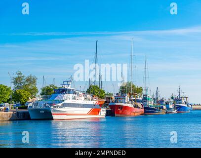 Fischerboote in der Bucht vor dem Hintergrund der Altstadt von Nessebar, Bulgarien. Stockfoto