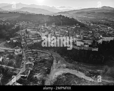 Italien, Januar 2023: Blick aus der Vogelperspektive auf das mittelalterliche Dorf Pergola nach der Flut vom September 2022. Das Dorf befindet sich in der Region Marken in Stockfoto