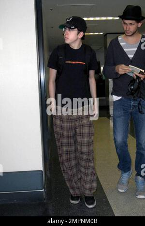 Der Comic-Schauspieler Christopher Charles Mintz-Plasse, berühmt durch seine Rolle als McLovin in dem erfolgreichen Film „Superbad“, wurde heute Morgen beim Abflug vom Flughafen LAX gesehen. Los Angeles, Kalifornien. 5/9/09. Stockfoto