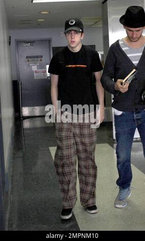 Der Comic-Schauspieler Christopher Charles Mintz-Plasse, berühmt durch seine Rolle als McLovin in dem erfolgreichen Film „Superbad“, wurde heute Morgen beim Abflug vom Flughafen LAX gesehen. Los Angeles, Kalifornien. 5/9/09. Stockfoto