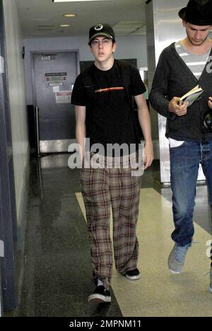 Der Comic-Schauspieler Christopher Charles Mintz-Plasse, berühmt durch seine Rolle als McLovin in dem erfolgreichen Film „Superbad“, wurde heute Morgen beim Abflug vom Flughafen LAX gesehen. Los Angeles, Kalifornien. 5/9/09. Stockfoto