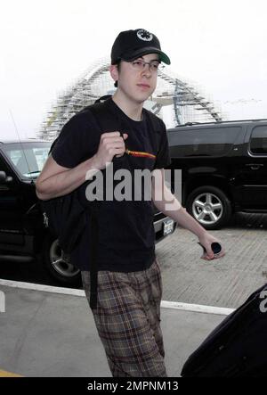 Der Comic-Schauspieler Christopher Charles Mintz-Plasse, berühmt durch seine Rolle als McLovin in dem erfolgreichen Film „Superbad“, wurde heute Morgen beim Abflug vom Flughafen LAX gesehen. Los Angeles, Kalifornien. 5/9/09. Stockfoto