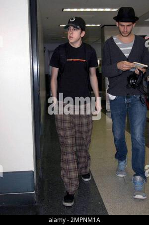 Der Comic-Schauspieler Christopher Charles Mintz-Plasse, berühmt durch seine Rolle als McLovin in dem erfolgreichen Film „Superbad“, wurde heute Morgen beim Abflug vom Flughafen LAX gesehen. Los Angeles, Kalifornien. 5/9/09. Stockfoto