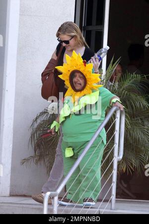EXKLUSIV!! Chelsea Handlers Assistentin Chuy wurde in einem Sonnenblumenkostüm gesehen, für einen möglichen Frühjahrsbeitrag auf der Chelsea in letzter Zeit! Anzeigen.“ Los Angeles, Kalifornien. 20. März 2012 Stockfoto