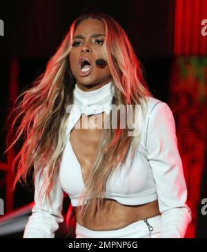 Ciara tritt während des Essence Music Festivals im Mercedes-Benz Superdome in New Orleans, LA, auf. 3. Juli 2016. Stockfoto