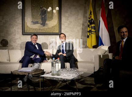 DEN BOSCH - Ministerpräsident Jan Jambon und Ministerpräsident Mark Rutte während des Gipfels der niederländisch-flämischen Regierung. Eine Delegation der niederländischen und der flämischen Regierung tritt zusammen, um eine gute Zusammenarbeit in vielen Bereichen zu fördern. ANP KOEN VAN WEEL niederlande raus - belgien raus Stockfoto