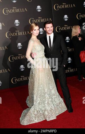 Richard Madden, Lily James bei der Weltpremiere von Disney's Cinderella, Kenneth Branagh's atemberaubender Live-Action, im legendären El Capitan Theatre am Hollywood Blvd, am 1. März 2015. Stockfoto