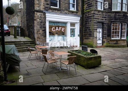 Holmfirth Yorkshire UK Januar 2023 das Äußere von Sid's Cafe aus der letzten Sommerzeitung mit Wein Stockfoto