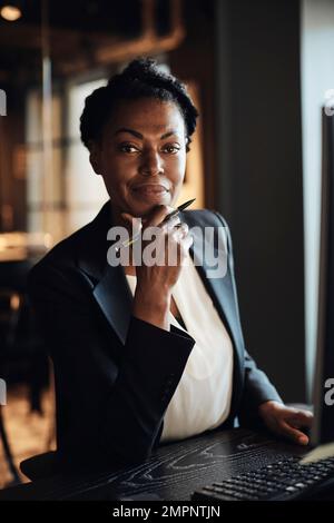 Selbstbewusstes Porträt einer reifen Geschäftsfrau im Büro Stockfoto